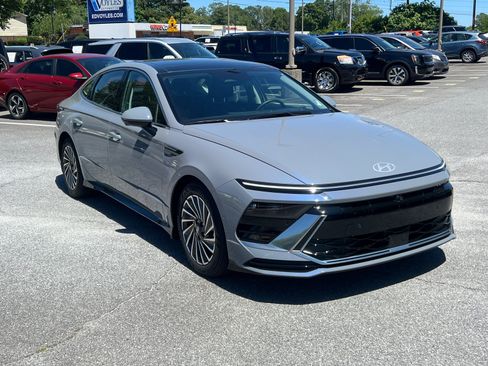 Certified 2025 Hyundai Sonata Limited FWD image 3