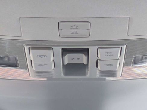 Used 2025 Volkswagen Taos SE w/ Panoramic Sunroof Package image 22