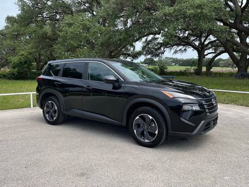 Used 2025 Nissan Rogue SV FWD image 3