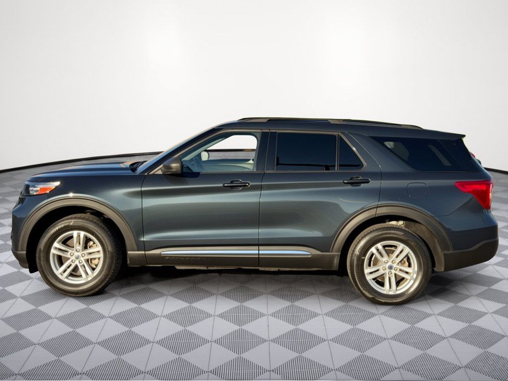 Used 2023 Ford Explorer XLT AWD/4WD image 2