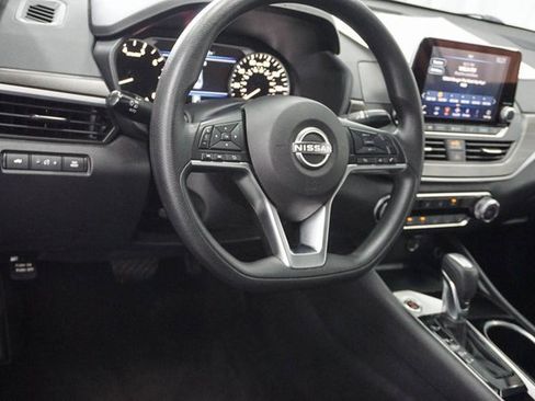 Used 2024 Nissan Altima 2.5 SV image 11