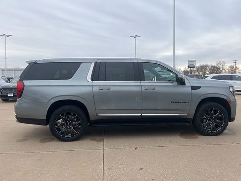 Used 2023 GMC Yukon XL Denali image 3