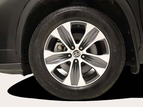 Used 2023 Toyota Highlander XLE image 9