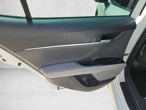 Used 2019 Toyota Camry LE w/ Convenience Package FWD image 12
