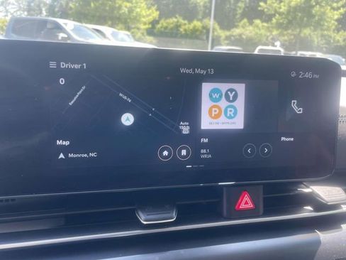 Used 2025 Kia Carnival FWD image 35