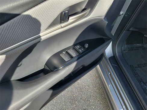 Used 2025 Toyota Camry SE image 12