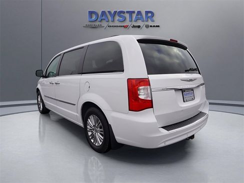 Used 2015 Chrysler Town & Country Touring-L w/ Driver Convenience Group image 35