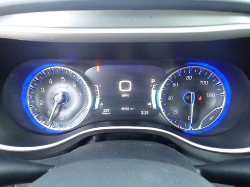 Used 2023 Chrysler Pacifica Touring-L image 29