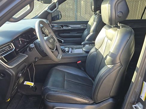 Used 2022 Jeep Wagoneer Series III w/ Premium Group I AWD/4WD image 7