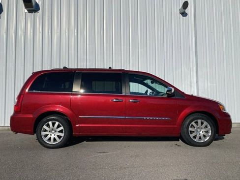 Used 2011 Chrysler Town & Country Touring-L image 12