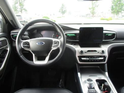 Used 2023 Ford Explorer XLT w/ Equipment Group 202A AWD/4WD image 17