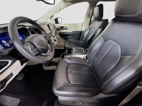 Used 2023 Chrysler Pacifica Touring-L FWD image 14