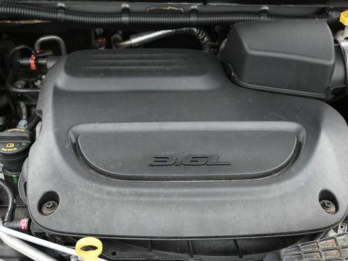 Used 2023 Chrysler Pacifica Touring-L FWD image 28