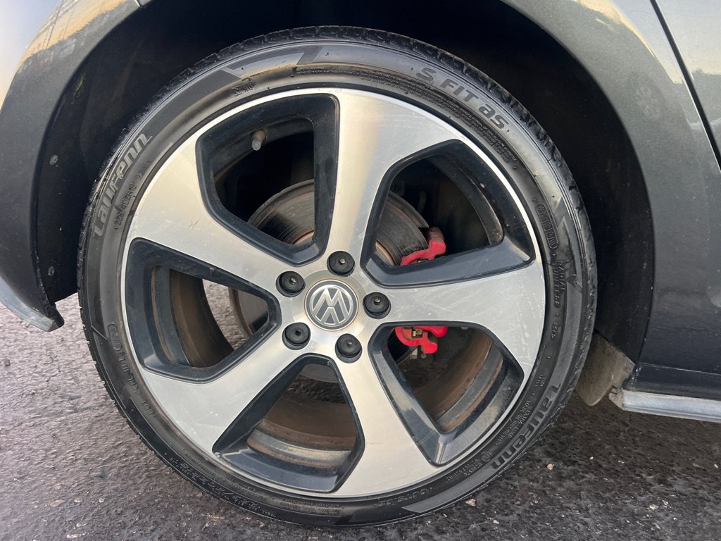 Used 2017 Volkswagen Golf 4-Door FWD image 37