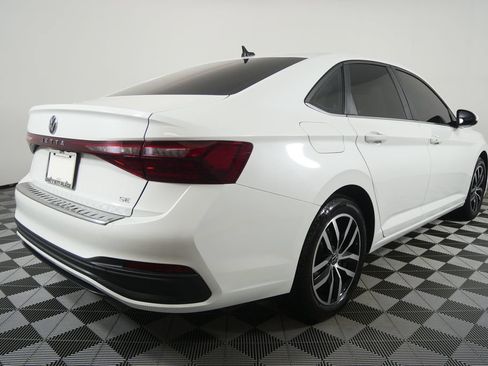 Used 2025 Volkswagen Jetta SE FWD image 3