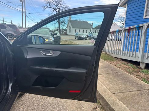 Used 2023 Kia Forte LXS image 18