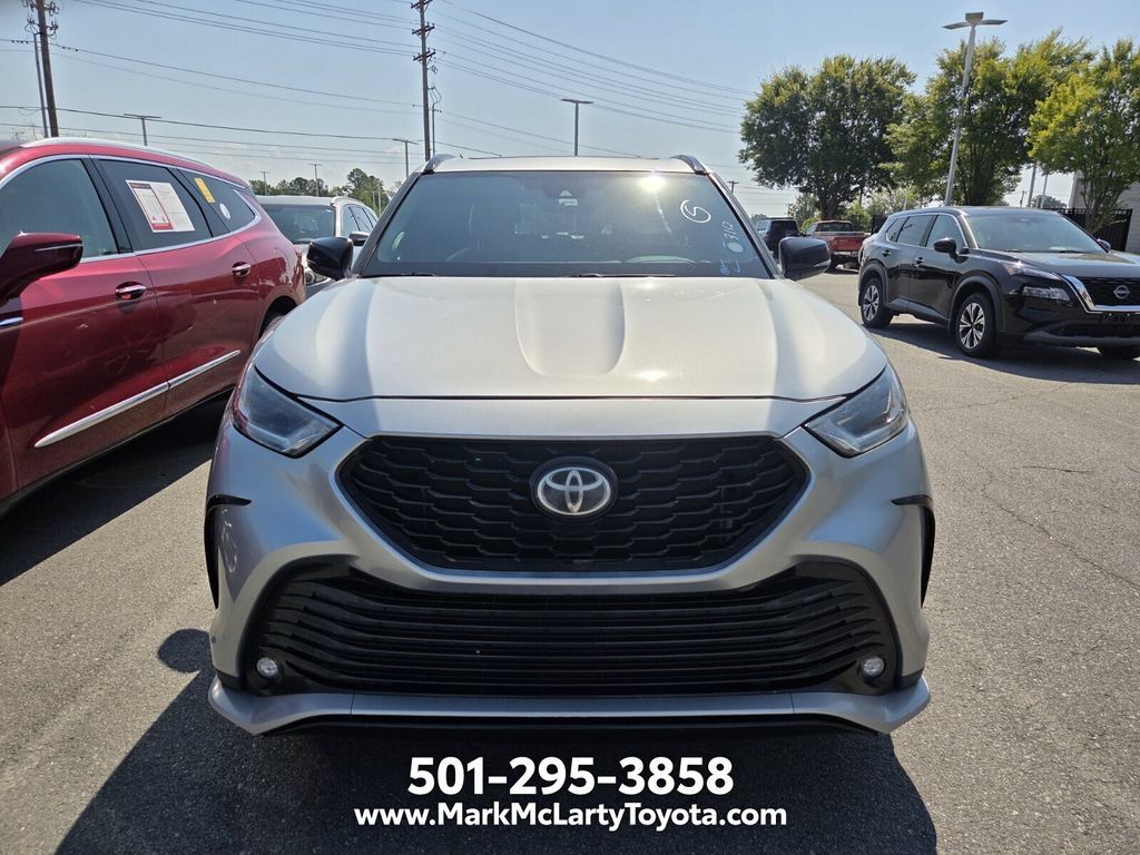Used 2021 Toyota Highlander XSE FWD image 2