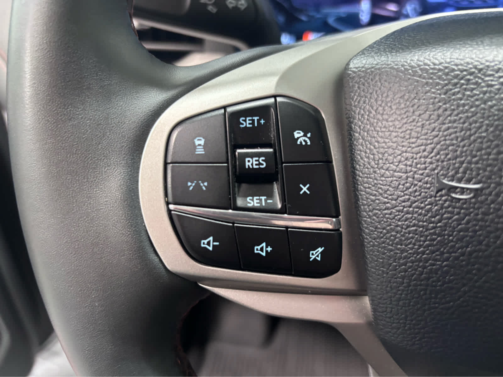 Used 2025 Ford Explorer Active AWD/4WD image 18