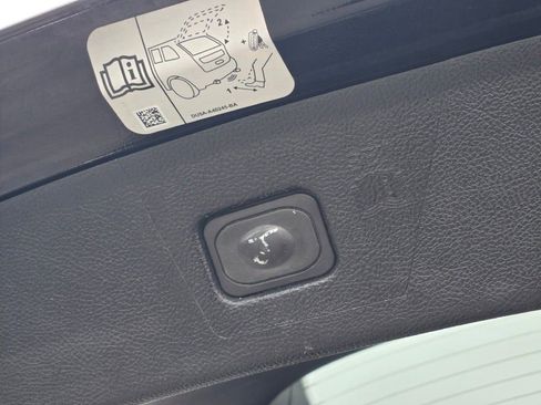 Used 2018 Ford Edge Titanium w/ Technology Package image 14