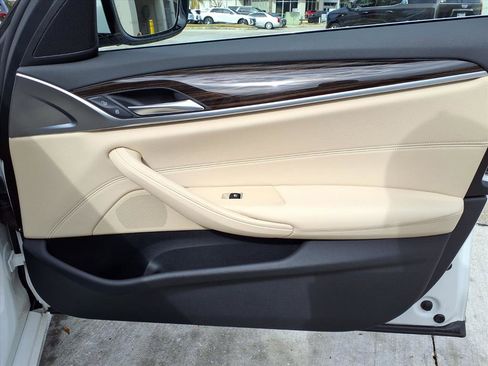 Used 2020 BMW 530e w/ Premium Package image 11