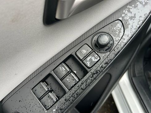 Used 2020 Toyota Yaris L image 24