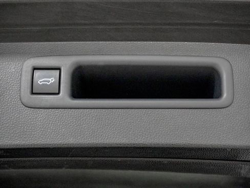 Used 2021 Toyota Highlander XLE AWD/4WD image 11