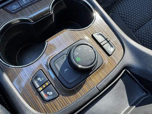 Used 2021 GMC Acadia SLE w/ Driver Convenience Package image 17