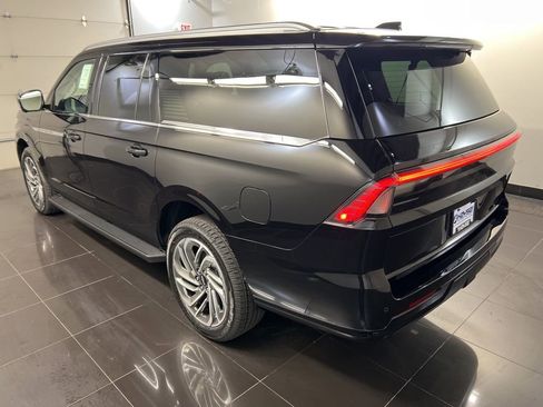 New 2026 Lincoln Navigator L Premier AWD/4WD image 4