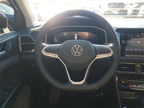 Certified 2025 Volkswagen Taos SE image 18