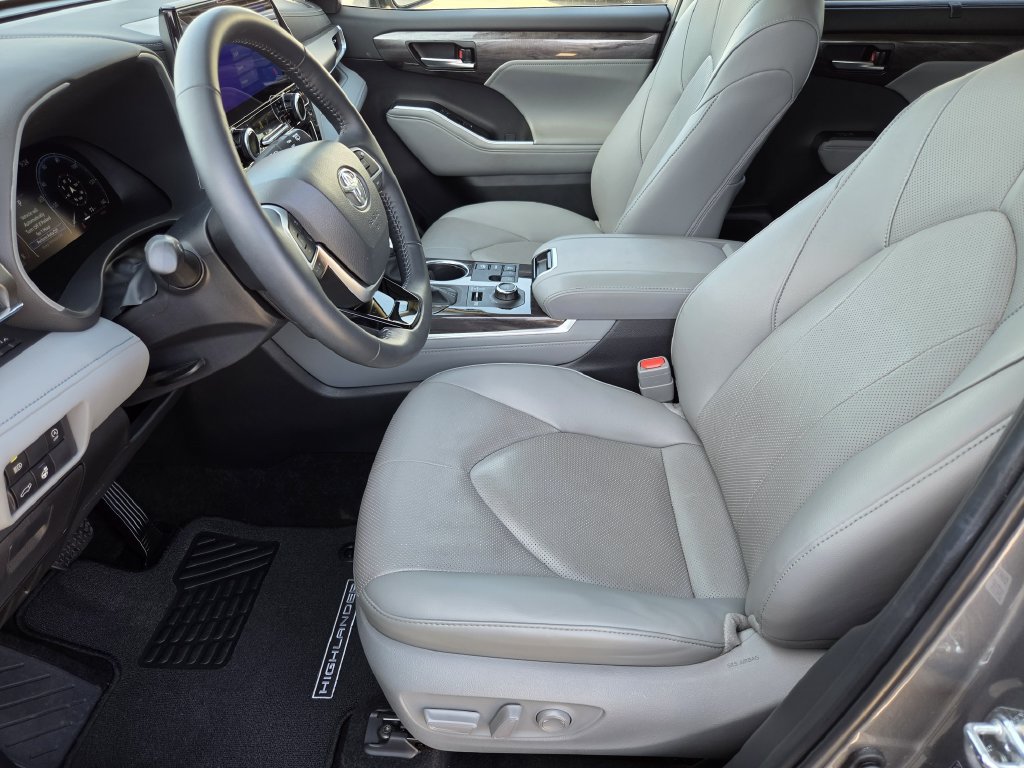 Used 2026 Toyota Highlander Limited AWD/4WD image 11