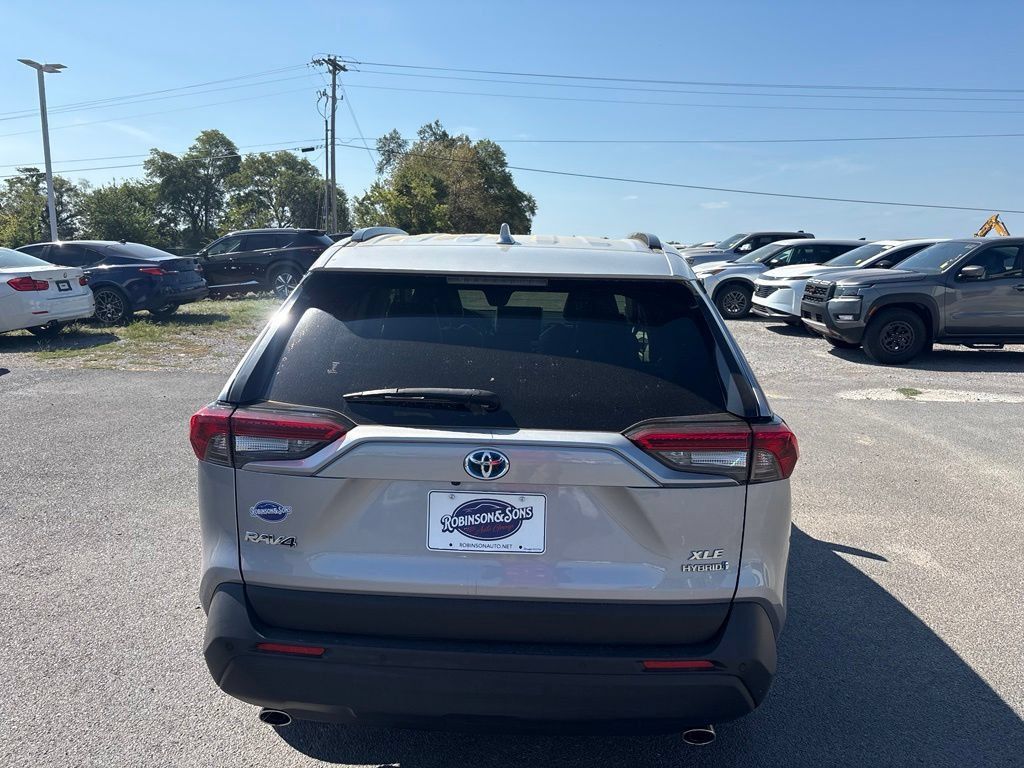 Used 2022 Toyota RAV4 XLE Premium AWD/4WD image 6