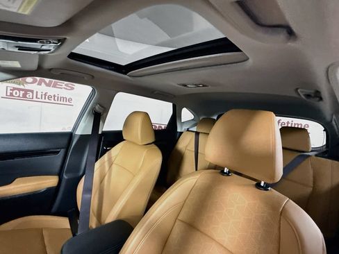 Certified 2025 Kia Seltos EX w/ EX Sunroof Package AWD/4WD image 12