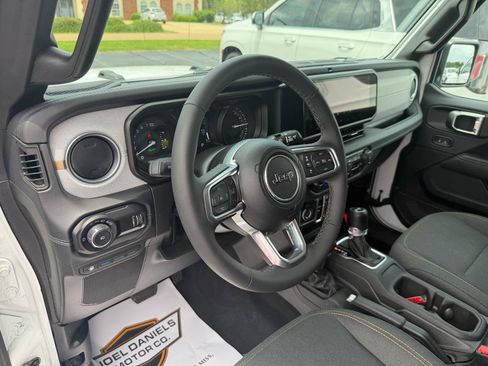 Used 2025 Jeep Wrangler Sahara AWD/4WD image 10