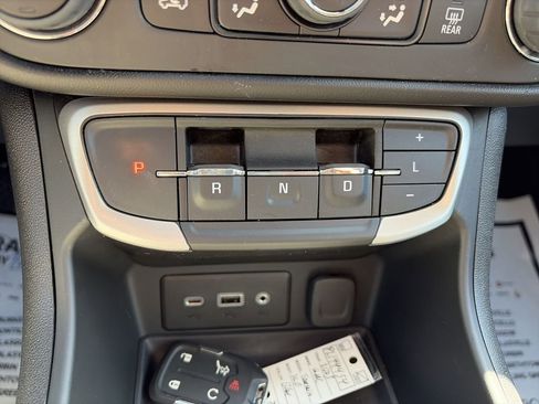 Used 2023 GMC Terrain SLE w/ Driver Convenience Package FWD image 21