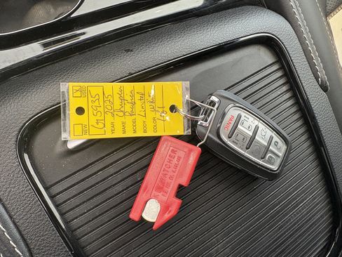 Used 2025 Chrysler Pacifica Limited image 18