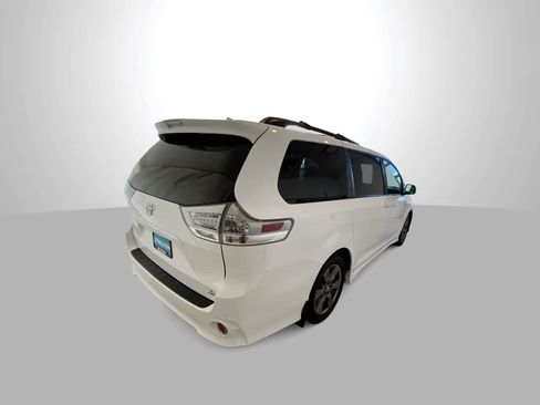 Used 2020 Toyota Sienna SE w/ SE Preferred Package image 8