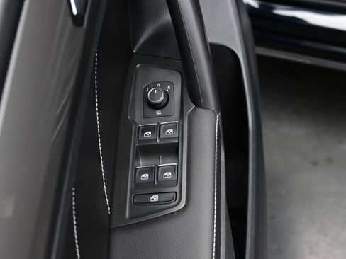 Used 2022 Volkswagen Tiguan SE AWD/4WD image 10