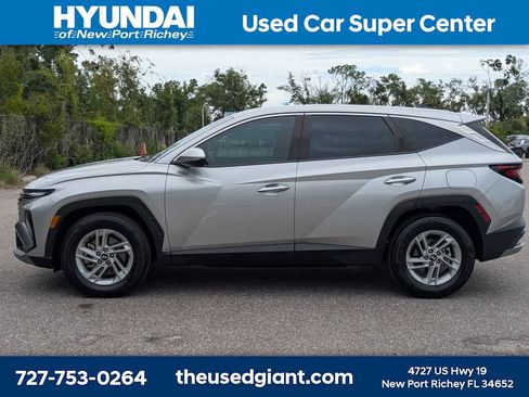 Certified 2025 Hyundai Tucson SE FWD image 2