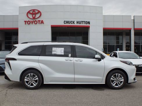 Used 2026 Toyota Sienna XLE image 1