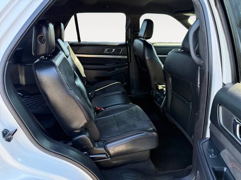 Used 2019 Ford Explorer XLT w/ Equipment Group 202A AWD/4WD image 18