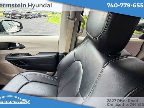 Used 2024 Chrysler Pacifica Touring-L FWD image 11
