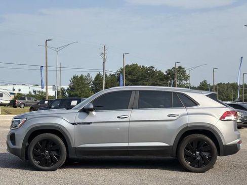 Used 2024 Volkswagen Atlas Cross Sport SE w/ Panoramic Sunroof Package FWD image 11