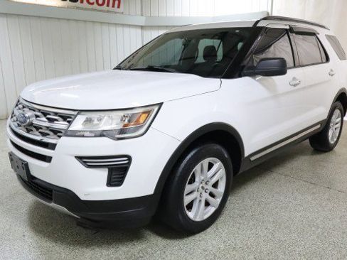 Used 2018 Ford Explorer XLT image 2
