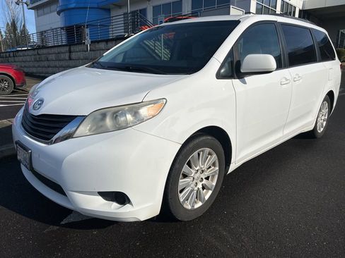 Used 2013 Toyota Sienna LE image 1