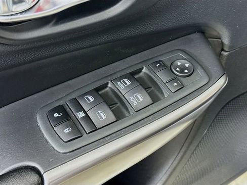 Used 2021 Jeep Cherokee Limited image 17