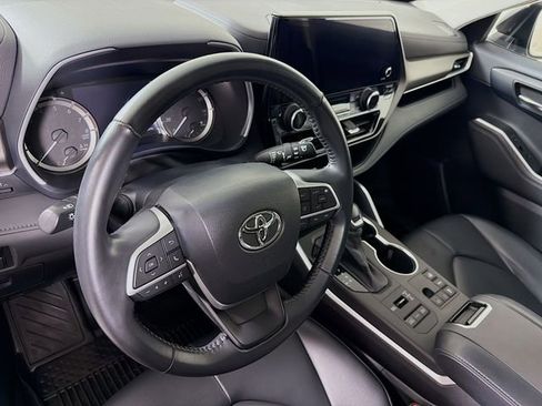 Used 2023 Toyota Highlander XLE AWD/4WD image 13