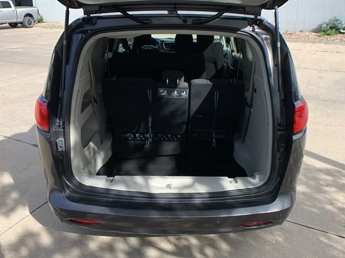Used 2018 Chrysler Pacifica L FWD image 21