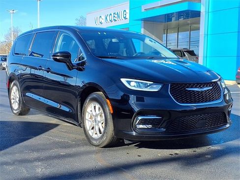 Used 2024 Chrysler Pacifica Touring-L image 2