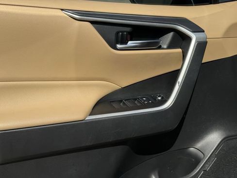 Used 2020 Toyota RAV4 XLE FWD image 25