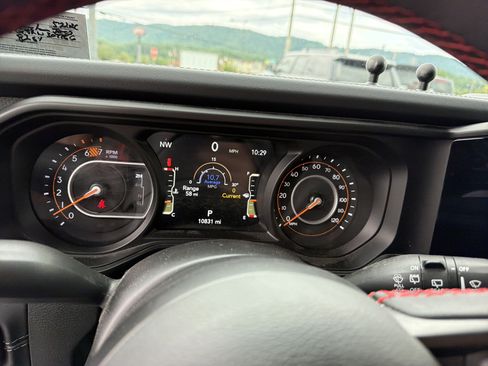 Used 2024 Jeep Wrangler Unlimited Rubicon w/ Convenience Group AWD/4WD image 18